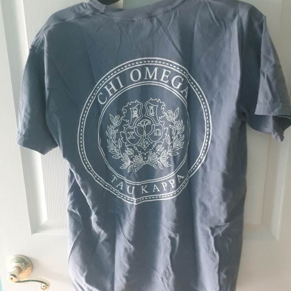 Chi Omega official crest short sleeve pocket tee
